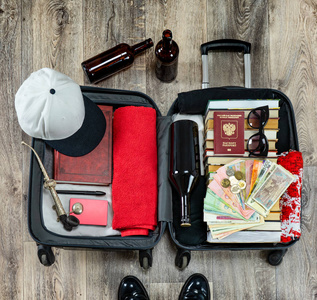 带东西的手提箱.装有旅行物品的手提箱.男性休息照片