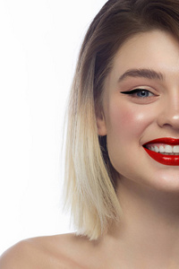 短发和晚妆.红唇和眼线.快乐的微笑,洁白的牙齿.水疗美容,牙科照片