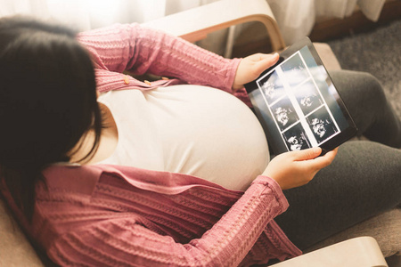 快乐的孕妇和在家待产.照片