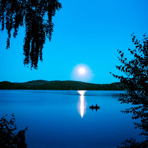 梦幻般的夜景,湖面有月亮照片
