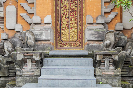 入口门神庙装饰华丽图片