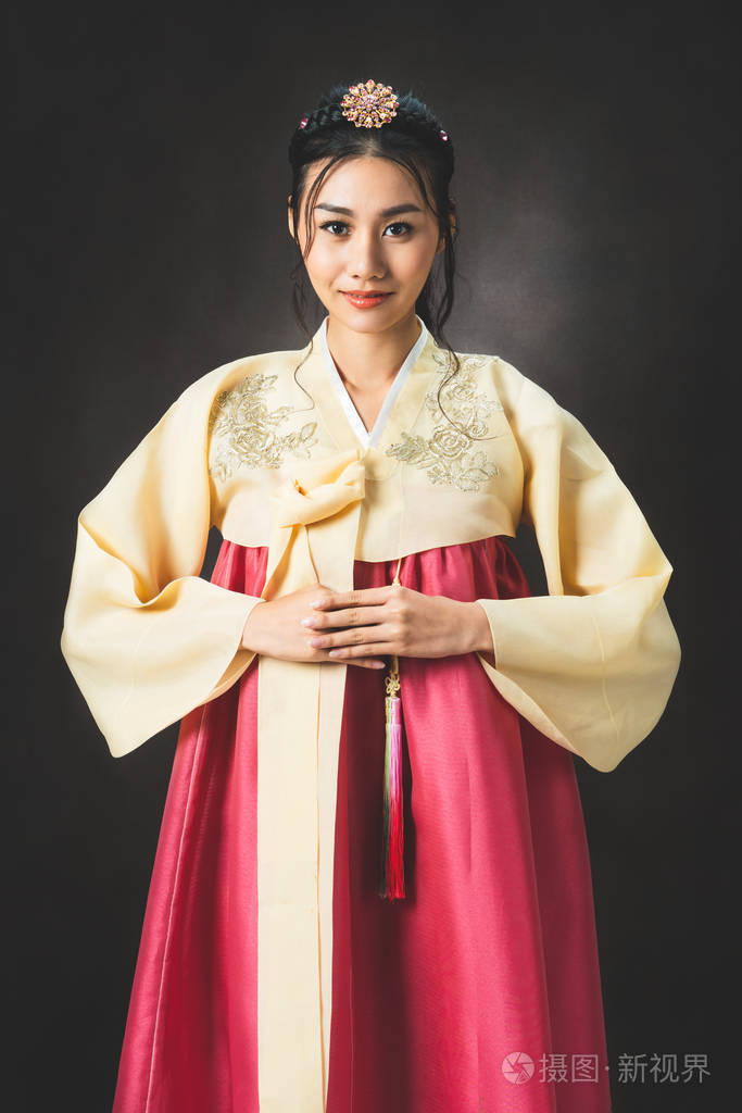 穿着传统韩服的韩国妇女韩服