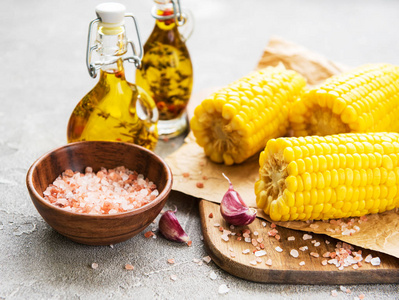 煮熟的玉米芯图片