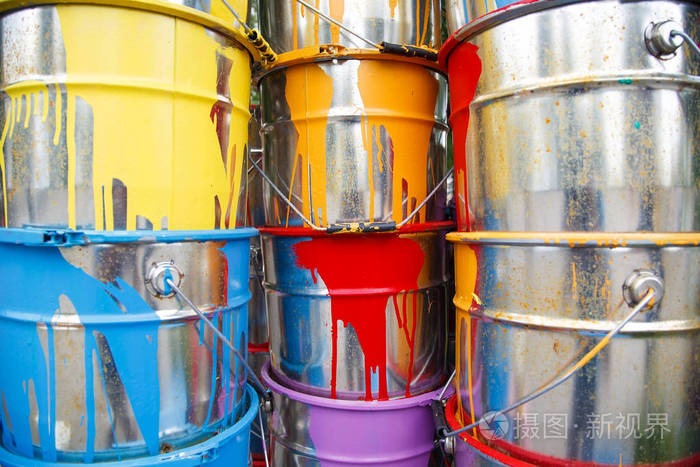 用过的油漆罐五颜六色的油漆桶