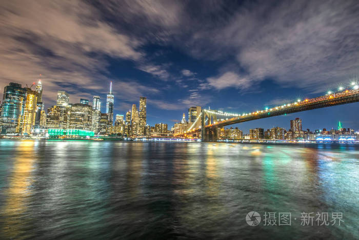 曼哈顿和布鲁克林大桥的天际线，夜景