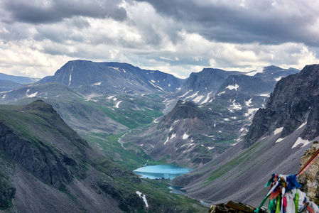 湖光山色的小山谷俯视图照片