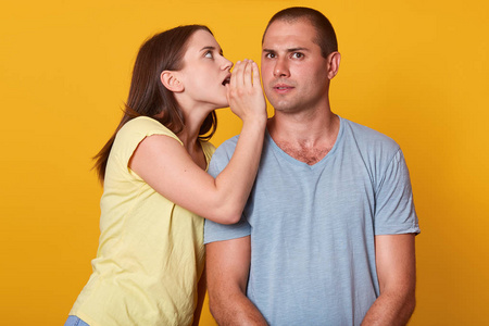 手指在耳边帅哥认真听女友说话,好奇,站直了.