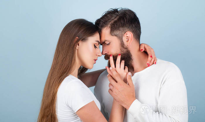 爱男人爱抚拥抱亲吻女人享受着温柔温馨的爱情时刻等待