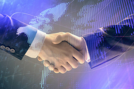 两位商人握手,在抽象背景下多次曝光世界地图.国际商务概念照片