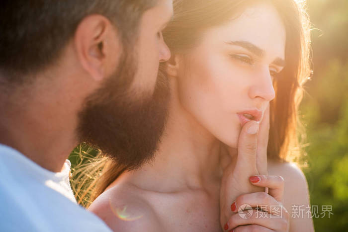 美丽的年轻性感女人爱多情的男人.一对恋爱中的性感情侣的浪漫写照.