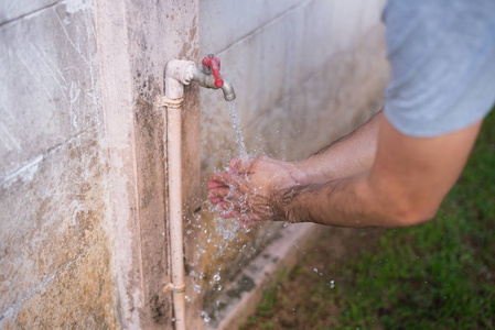 洗手的人的特写镜头图片
