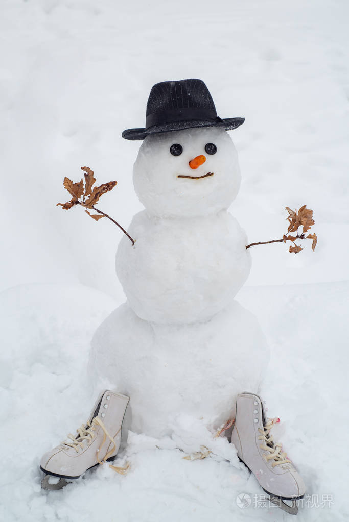 雪人朋友站在冬天的帽子和围巾红鼻子.雪人和雪天.
