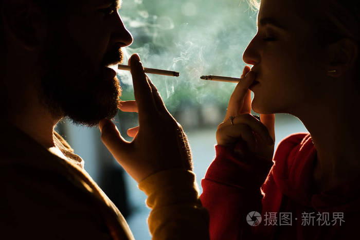 停下来放松吸烟 夫妇俩找个安静的地方抽烟 享受每一口烟 吸烟习惯 烟草工业 吸烟女性城市背景照片 正版商用图片2ltosk 摄图新视界 停下来放松吸烟 夫妇俩找个安静的地方抽烟 享受每一口烟 吸烟习惯 烟草工业 吸烟女性城市背景照片 正版商用图片2ltosk 摄图新视界