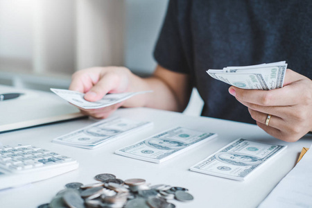 夫妇用计算器会计核算成本经济效益照片