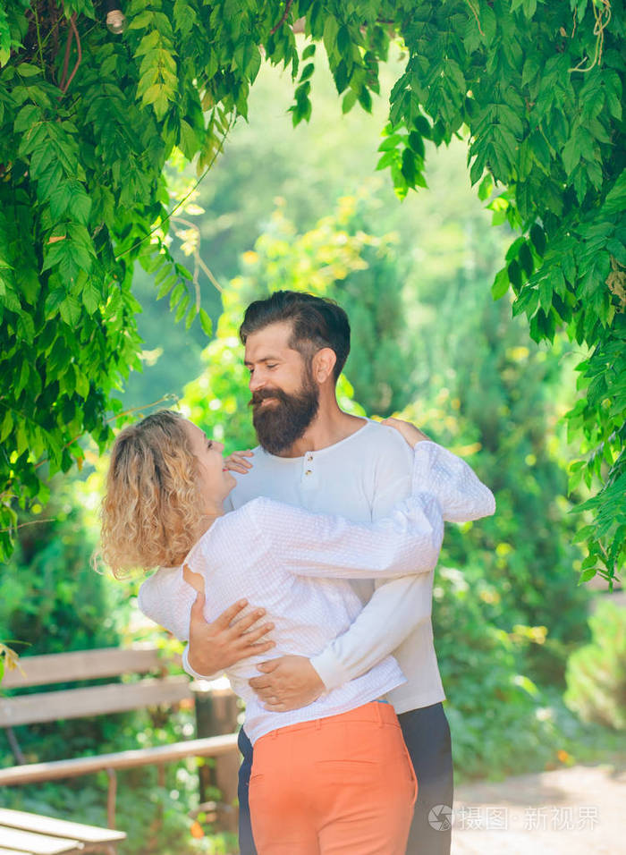 性感性感的年轻女子拥抱情人呻吟恋爱中的浪漫情侣看着