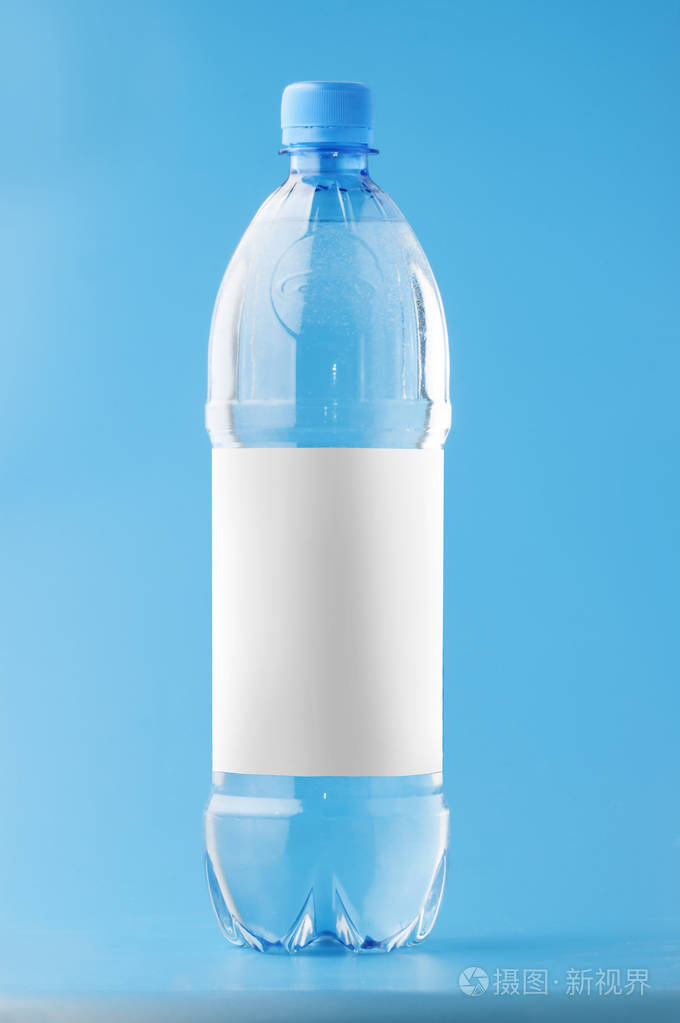 蓝色背景的大塑料水瓶