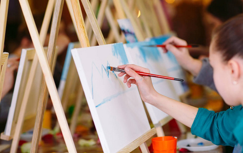 小学生在美术课上做剪贴画时感到快乐孩子们在美术课上画画.