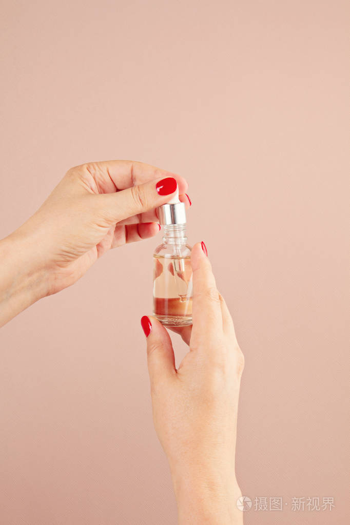 女性手拿护肤品