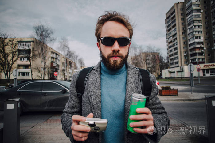 年轻胡须男的时尚写照微笑的潮人男孩帅哥男人