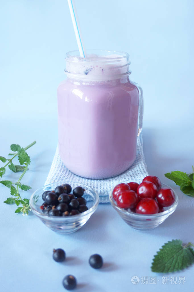 冰沙奶昔配浆果和奶油