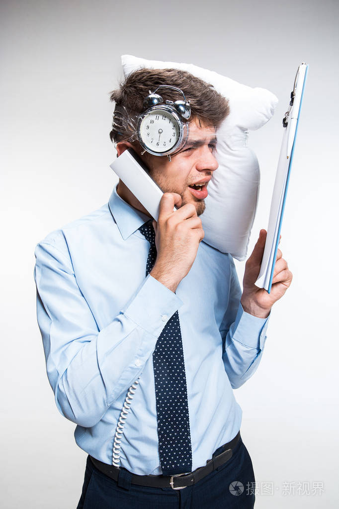 年轻人工作太多时间紧迫失眠