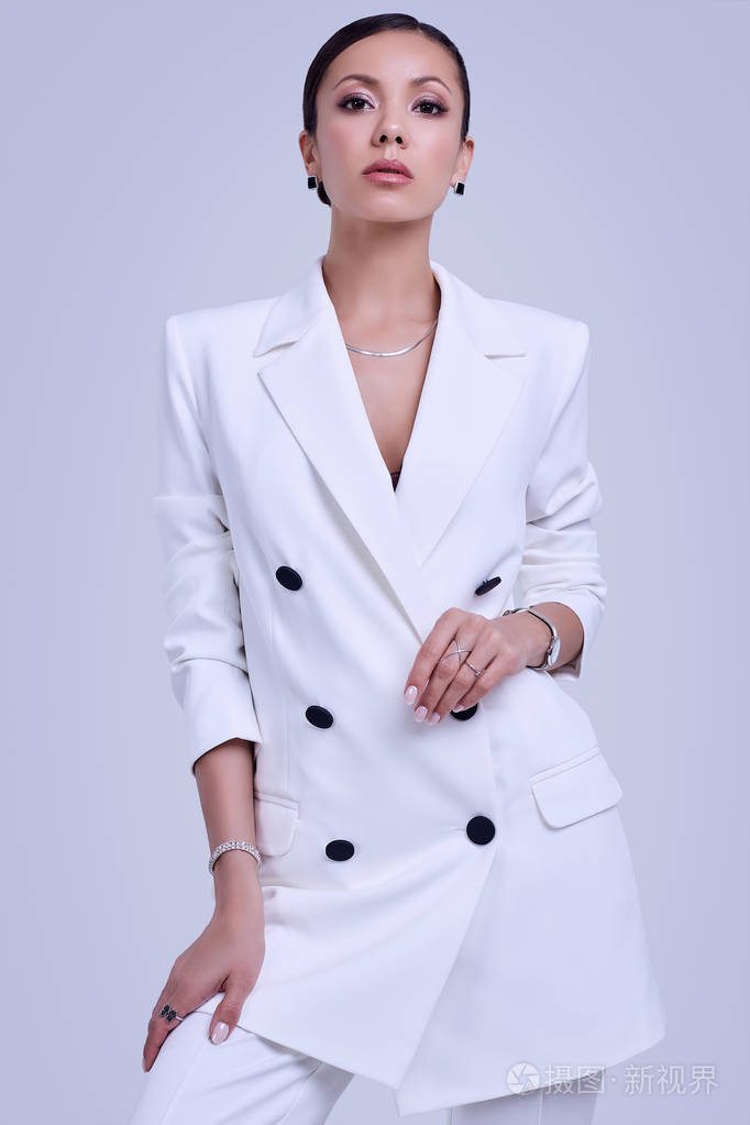 漂亮的拉丁女人穿着时尚的白色西装