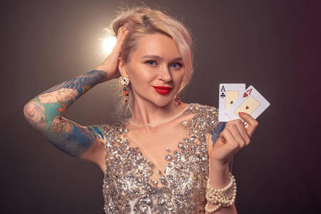 金发美女,发型漂亮,妆容完美,手里拿着扑克牌摆姿势.赌场,扑克.插画