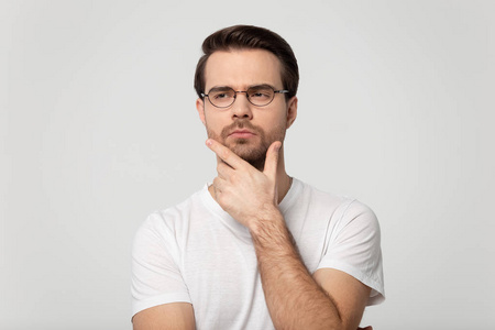 灰色摄影棚背景下的头像思考者照片