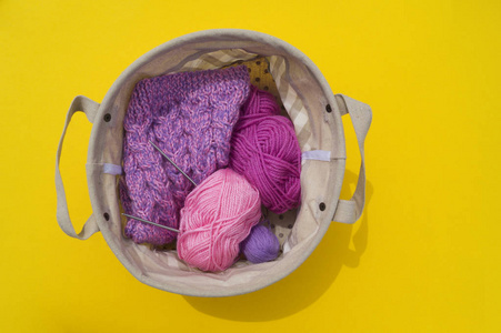 最喜欢的颜色黄色甜椒淡紫色,粉色和紫色的丝线缠绕在一个黄色背景的