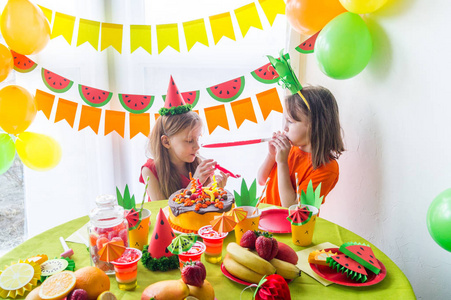 两个水果糖果两个女孩庆祝生日.水果派对.菠萝西瓜装.儿童节.照片