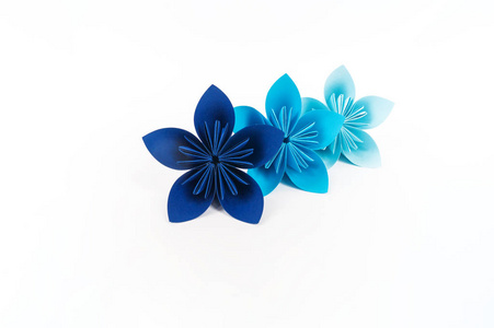 草间弥生折纸蓝色的花在白色的背景下成一排 彩虹色 照片 正版商用图片2lw330 摄图新视界