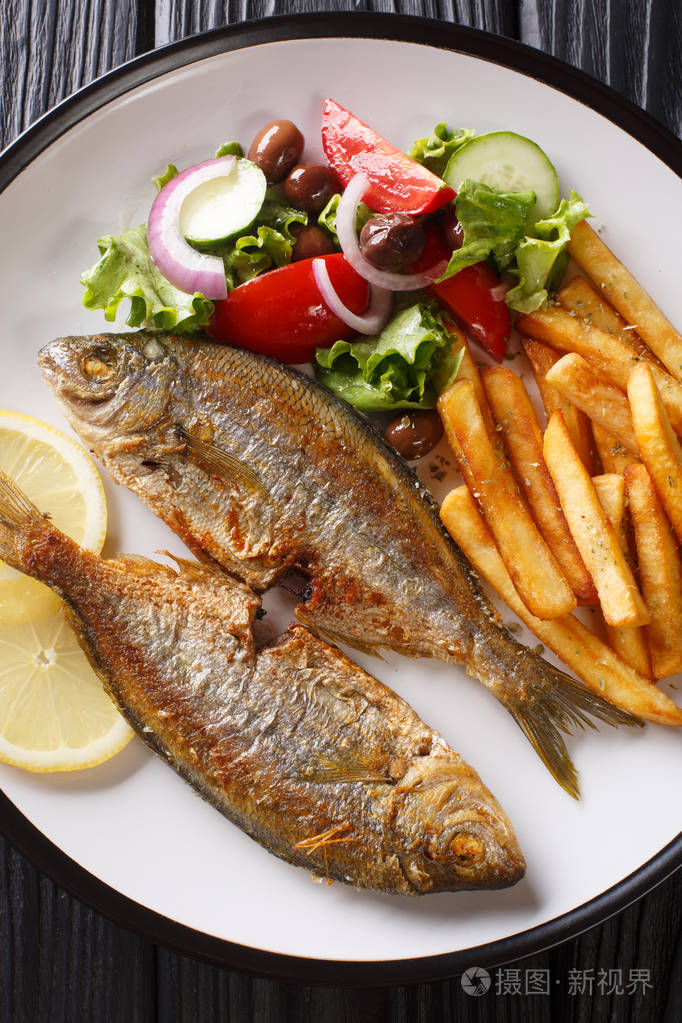 油炸salema porgy fish配以新鲜沙拉和法国菜