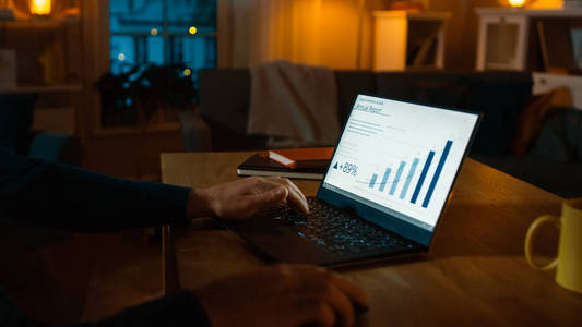 深夜在客厅里,男人用电脑.照片