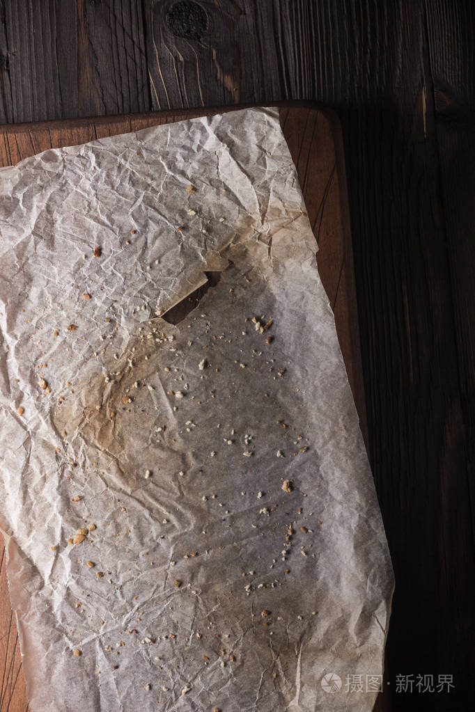 有碎屑和使用标记的烘焙纸