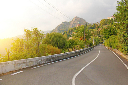 夏景绿景谷道现代都市景观绿道草字段夏天天空蓝树自
