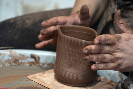 手在制作陶器细节特写图片