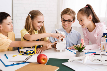 stem教育小学生在stem教育课上使用diy机器人照片