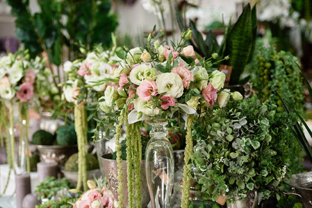 花店桌上摆满鲜花,复制空间.小企业照片