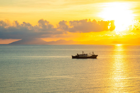 夕阳余晖中国海南三亚,夕阳余晖中的海上渔船照片