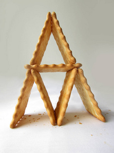 长方形饼干黄色长方形饼干屋白色背景上孤立的物体.照片