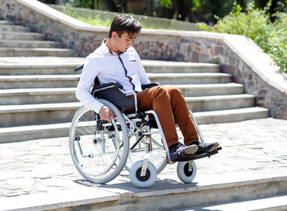 能坐马车坐轮椅不能下楼梯的年轻人.照片