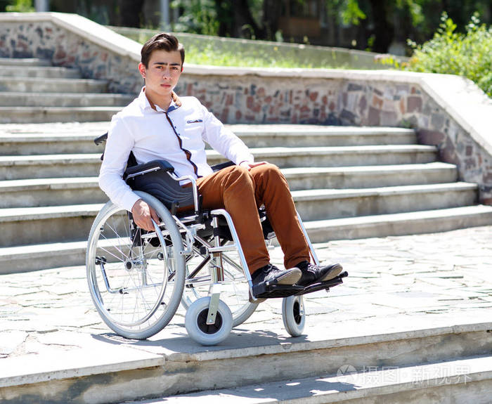 坐轮椅不能下楼梯的年轻人