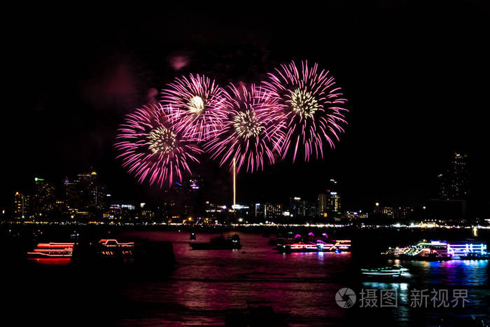 有酒店,餐馆,服务船和游船,在蓝色的暮色中庆祝新年前夜和特殊的场合
