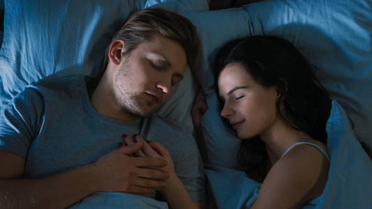 公园里的小巷被灯笼照亮,以umb的形式出现晚安,母亲对她的小女儿说,她