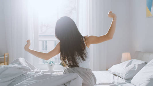 女孩早上起来图片