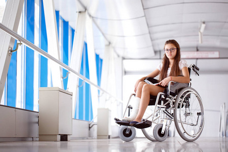 轮椅小女孩图片