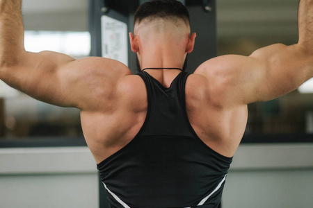 显示背部肌肉的运动年轻女子图片