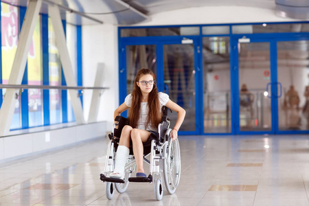 轮椅小女孩图片