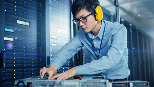 工程师在维护图片