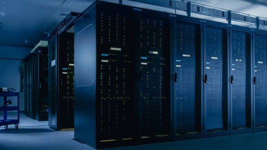 使用多排完全可运行的服务器机架拍摄数据中心.